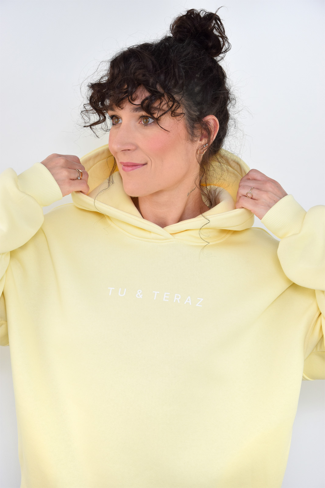 animush bluza hoodie masełkowa tu i teraz