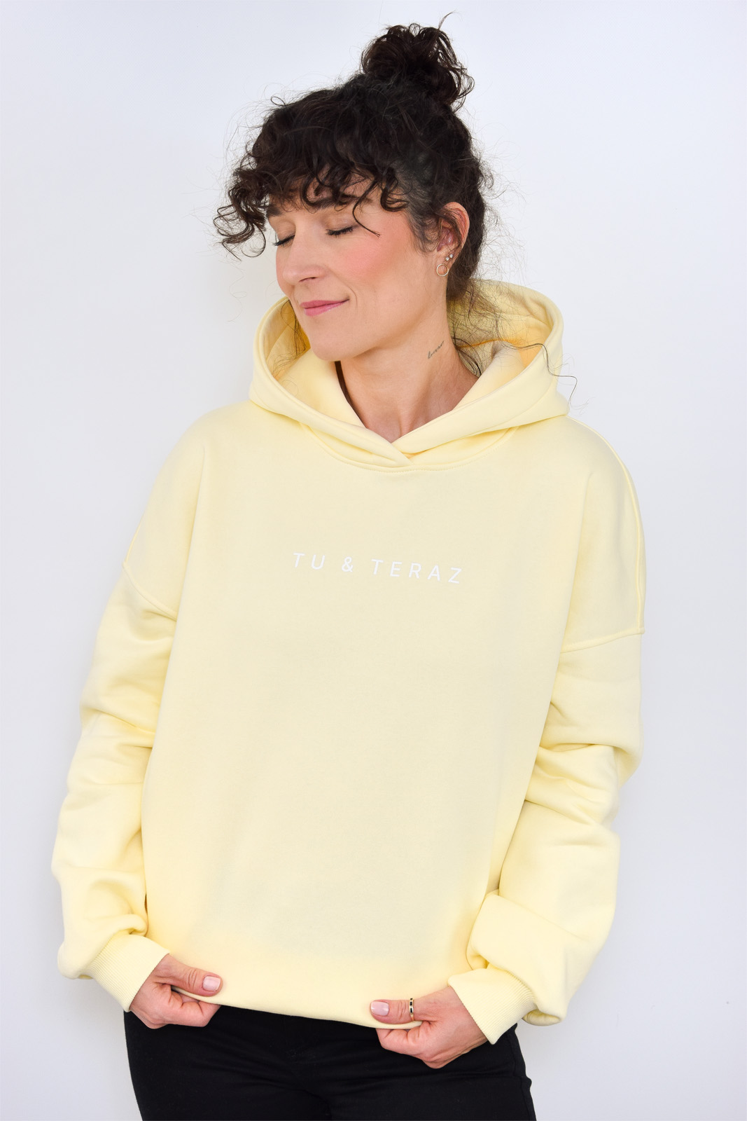 animush bluza hoodie masełkowa tu i teraz